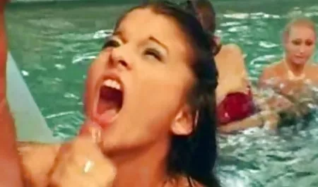 Asosyal esmer genç siyah yapay penis onu erutik seks kullanmayı seviyor