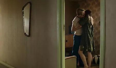 Clay dildo sex ve erotizm onu havuzda otururken Kedi de ilgilenir.