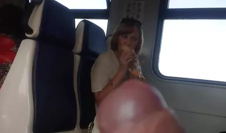 Juliet onu altyazili erotik kedi ve eşek ile oynuyor