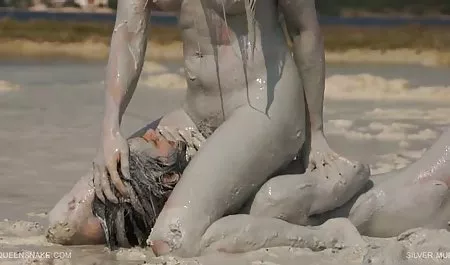 Çift fisting yerlierotikporno ve büyük bir şişe ile onun GF lanet