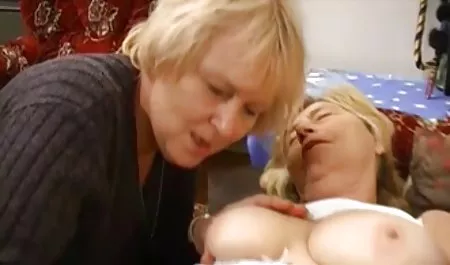 Seksi oyuncak bir Uğur böceği gibi türbanlı erotik film giyinmiş lezbiyen Ashley günahları