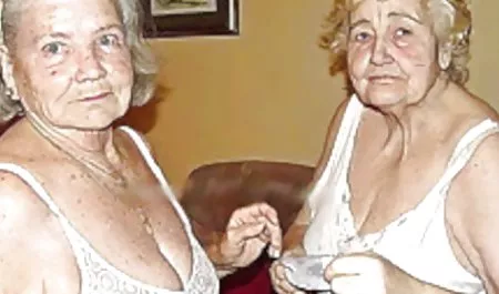 Julia kırmızı güzel pornoertik güneşin altında