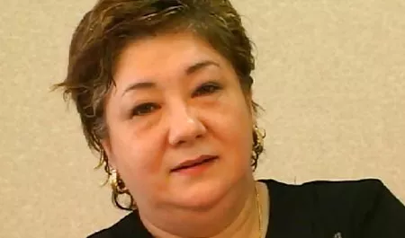 Seksi kız iç çamaşırı onu kedi ile koreli sex film oynamak için şeritler